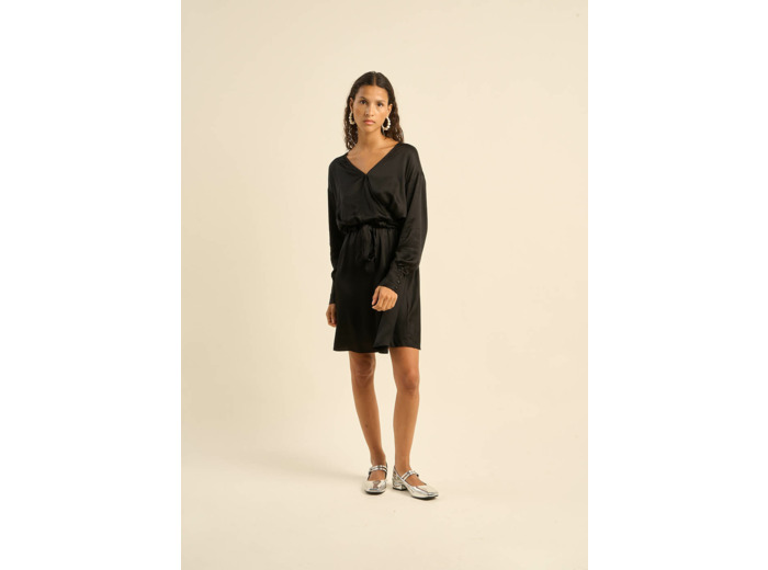 Robe courte ceinturée satinée