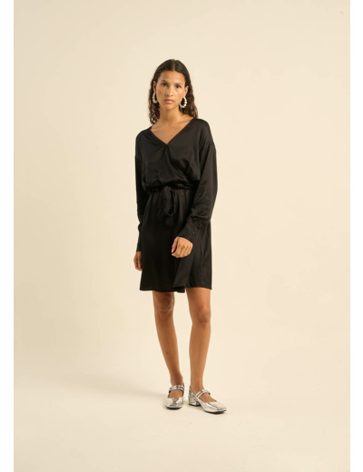 Robe courte ceinturée satinée