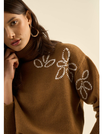 Pull à broderies fantaisies